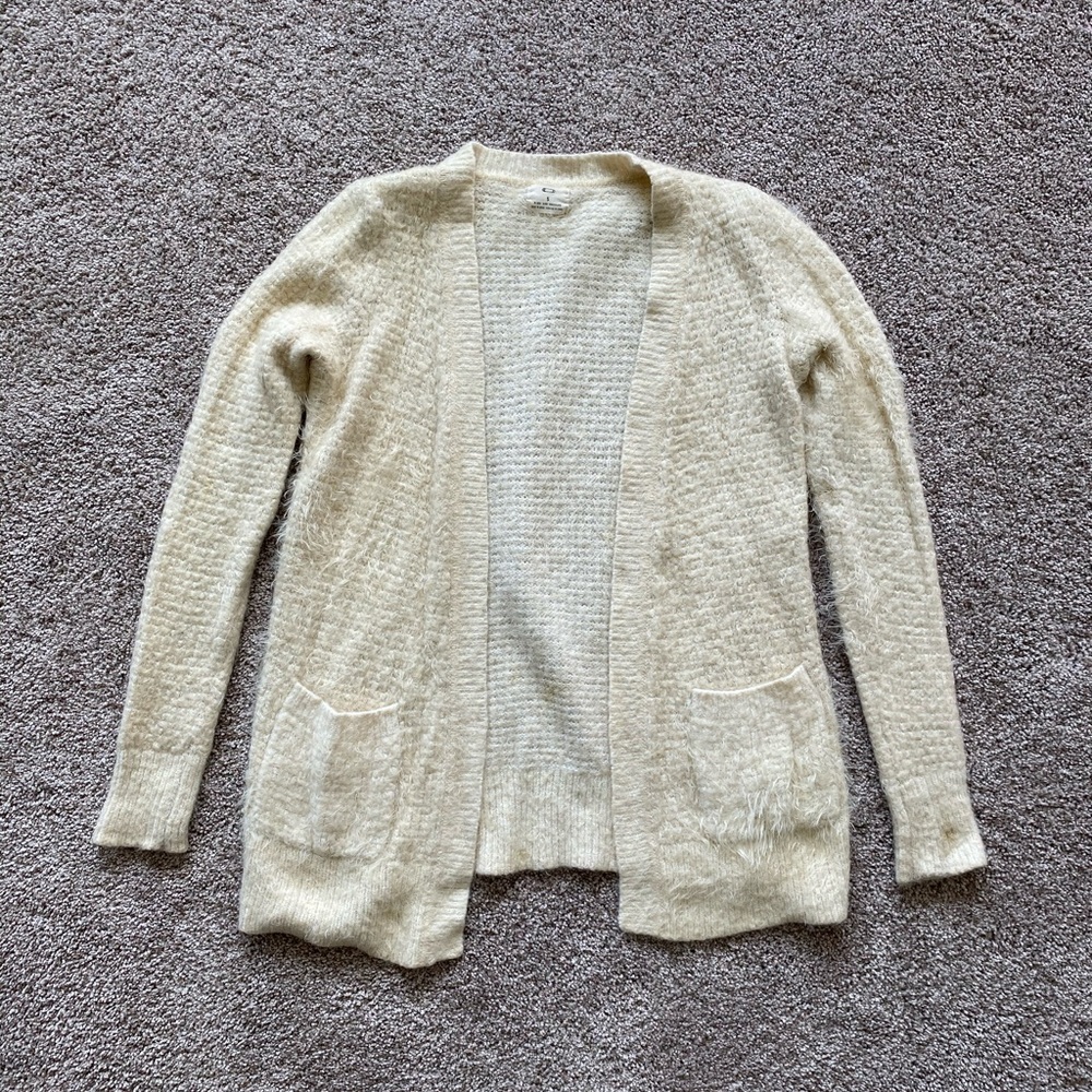 Fluffy off white cardigan with pockets